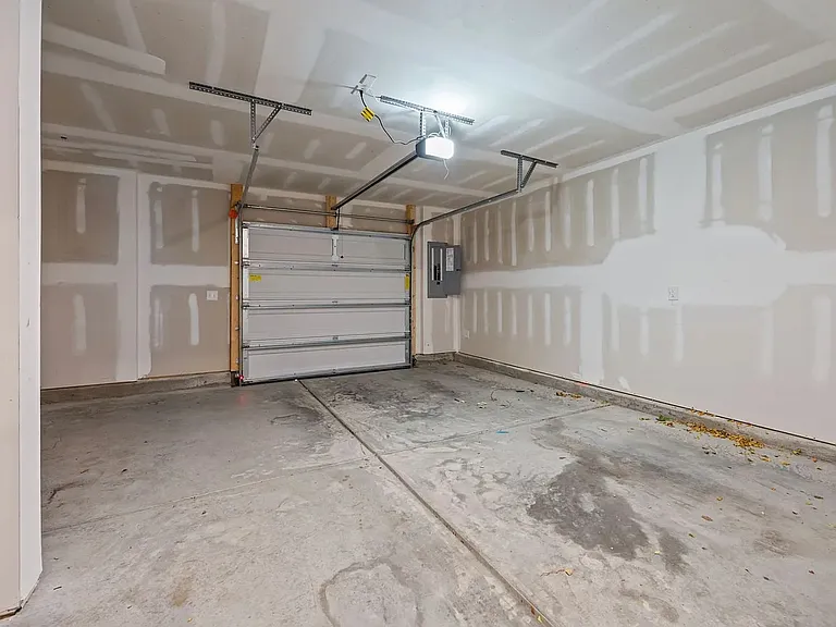 2427 Kasota Ln — Photo 32