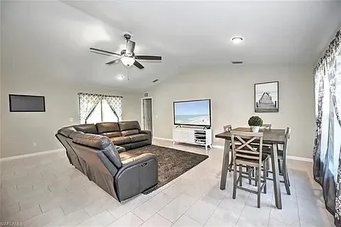 $2,100 - 4 Bedroom / 2 Bath Rental with huge fenced yard on triple lot — Photo 4