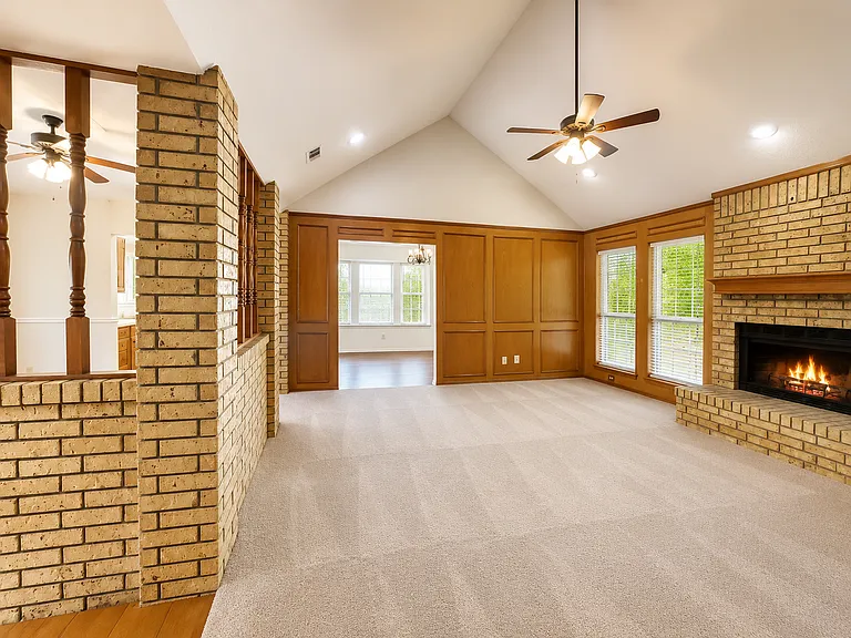 698 Buttercup Dr — Photo 2