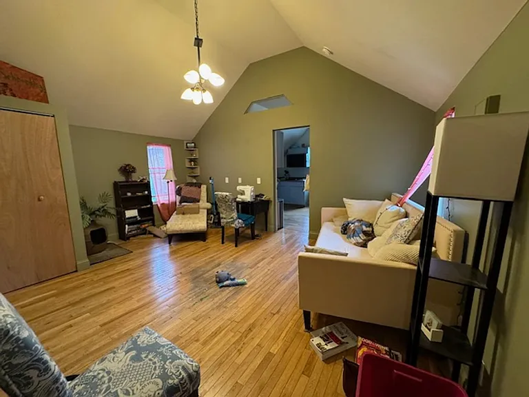 780 University Ave — Photo 9