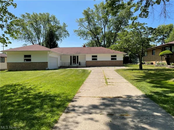 1050 Twilight Dr, Seven Hills, OH 44131