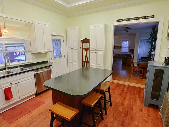 4th image of 139 W Circular St