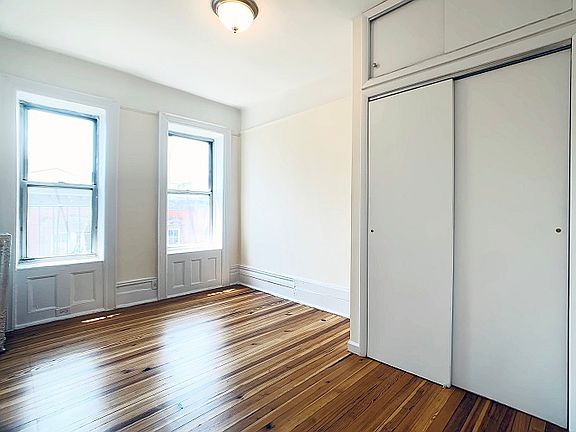 5th image of 209 W 13th St APT 29