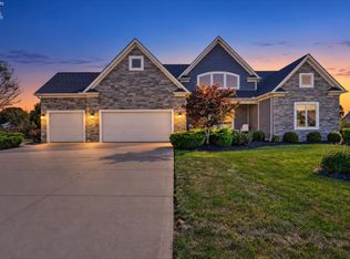 5211 E Bay Pointe Cir, Port Clinton, OH 43452