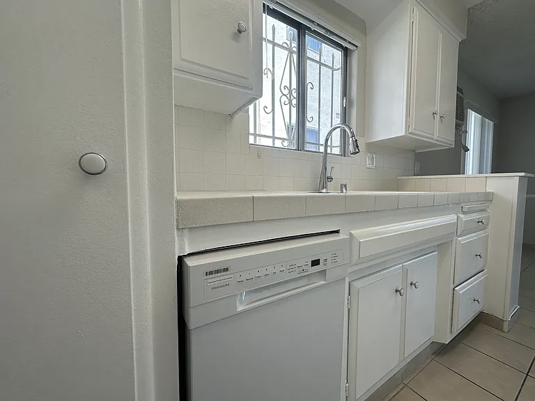 1023 N Laurel Ave — Photo 9