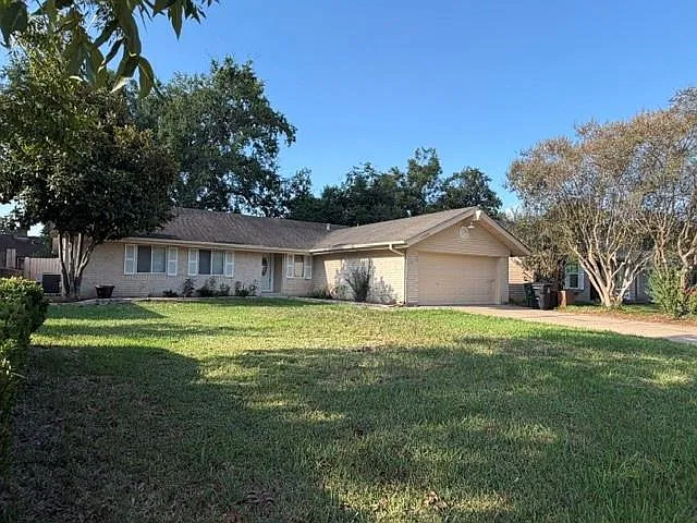3 bed, 2.0 bath, 1614 sqft, $1,900 — Photo 2