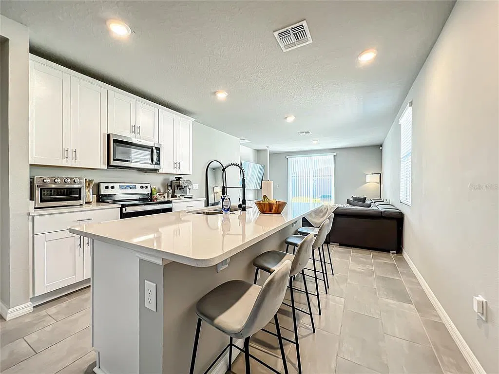 3 bed, 2.0 bath, 1260 sqft, $2,000 — Photo 2