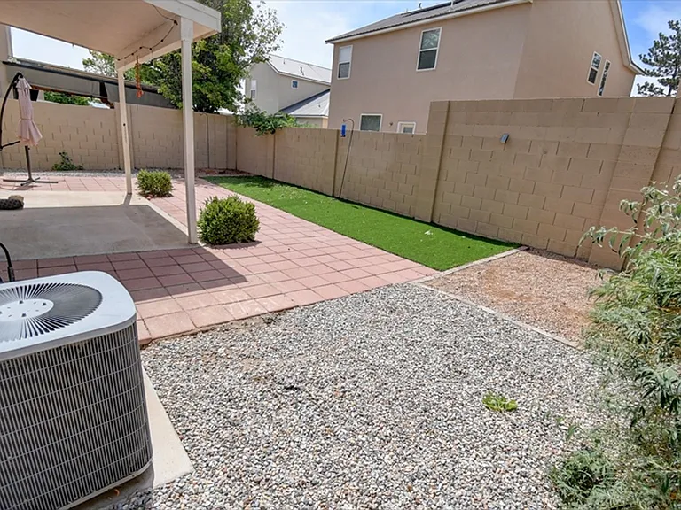 2011 Dillon Dr NE — Photo 19