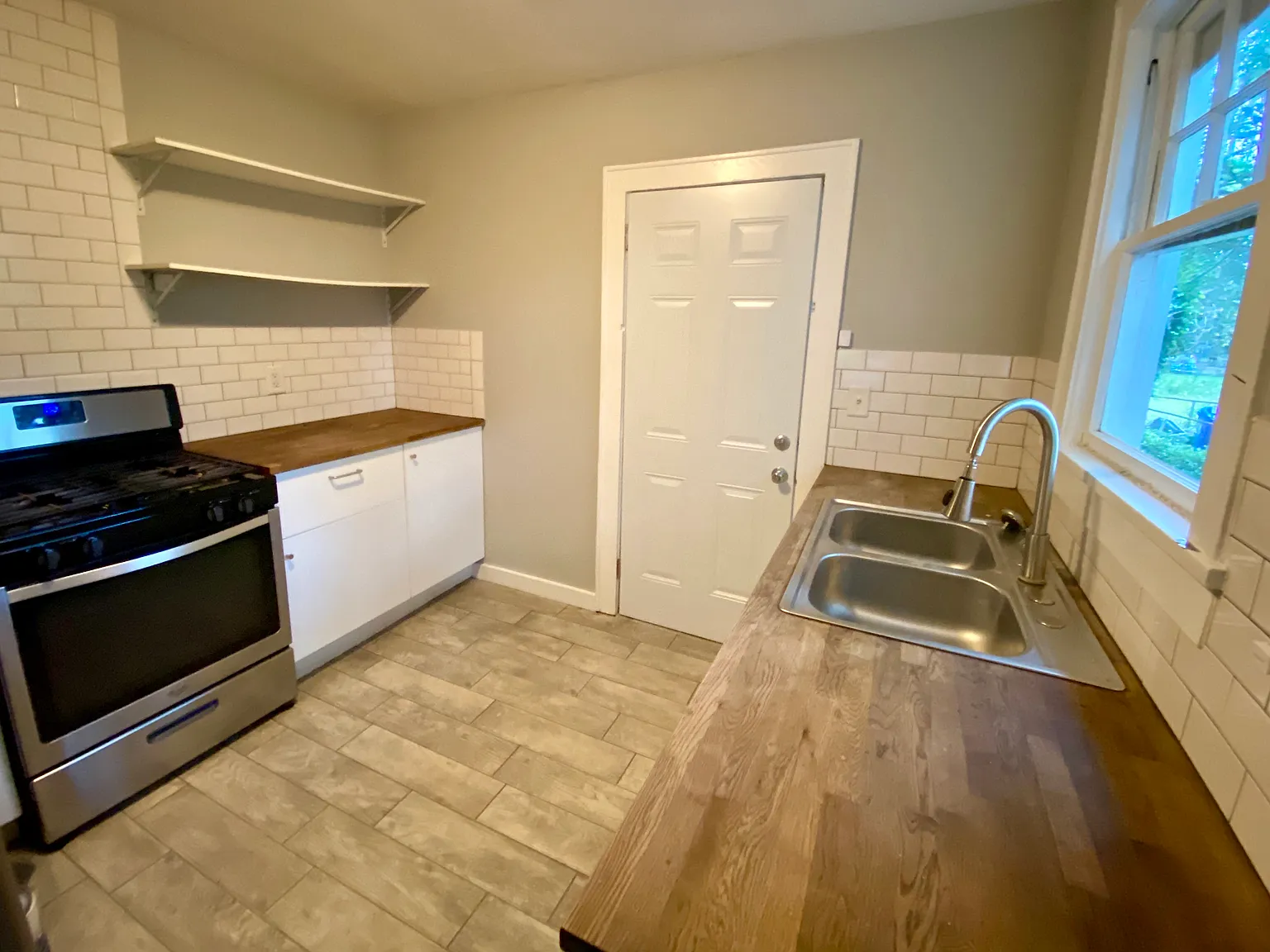 2310 Aintree Avenue — Photo 3