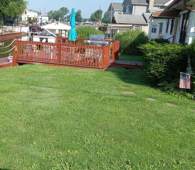 Large deck overlooking the canal.