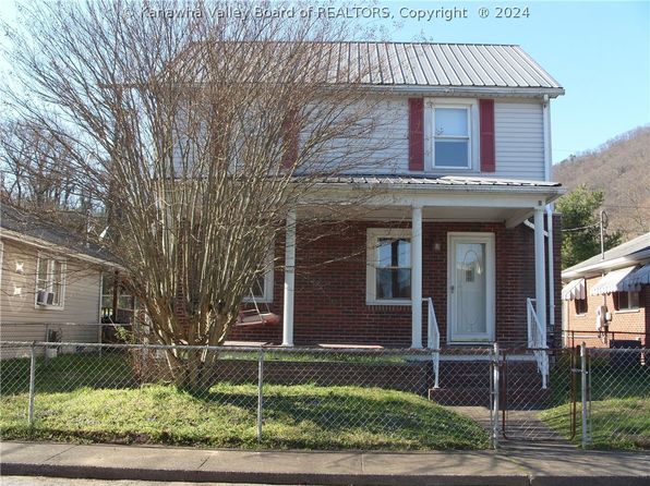 104 A St, Montgomery, WV 25136