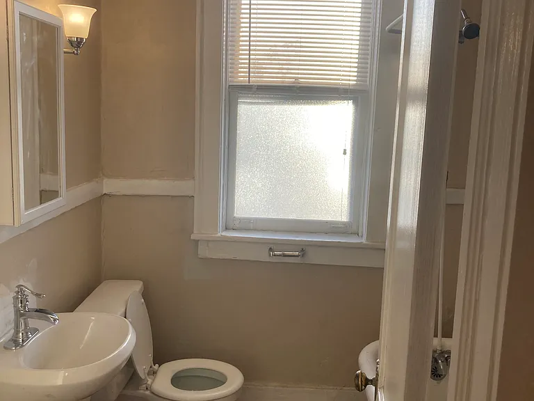 Colonial Apartments — Photo 26