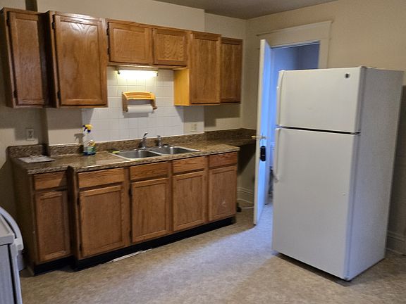 3rd image of 1112 W Jefferson Blvd