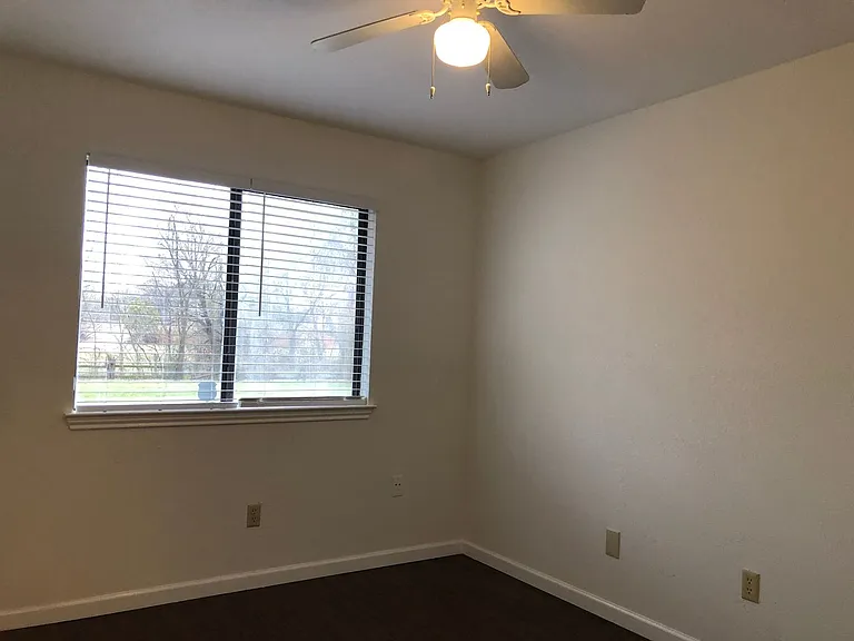 208 E Denton Dr — Photo 13