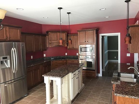 3rd image of 986 Willow Cir