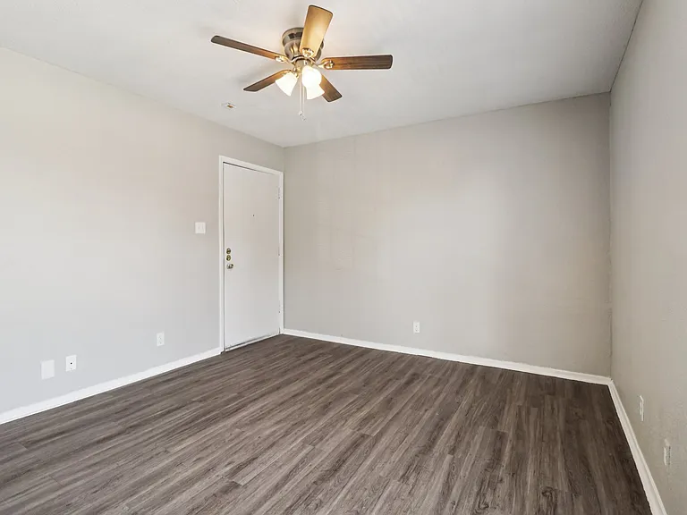 Oak Tree Apartments — Photo 9