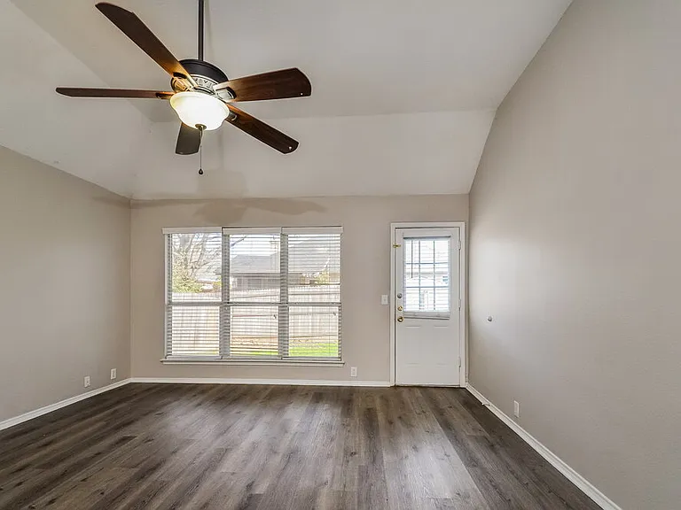 802 Lake Bridge Dr — Photo 6