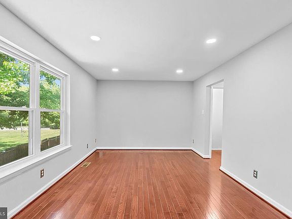 3rd image of 2713 Wood Hollow Pl