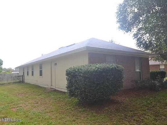 3rd image of 1213 Peabody Dr E