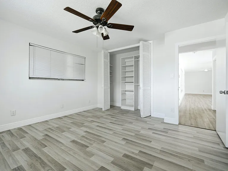 321 E Chaminade Dr — Photo 33