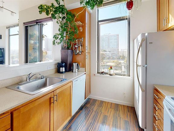 5th image of 335 Berry St Unit 417