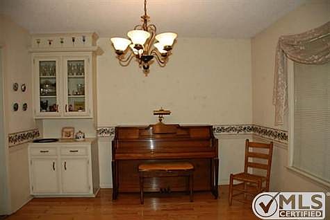 3rd image of 821 Ambassador Ln