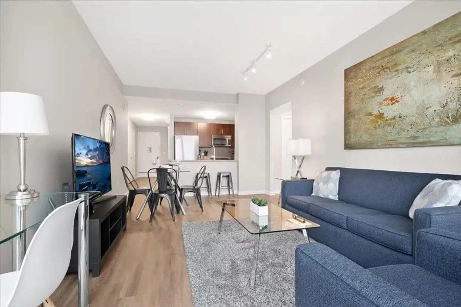 1 bed, 1.0 bath, 785 sqft, $7,950 — Photo 2