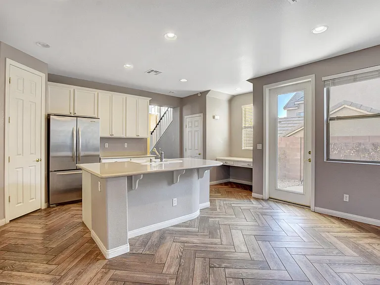 2349 Brooklyn Bridge St — Photo 3