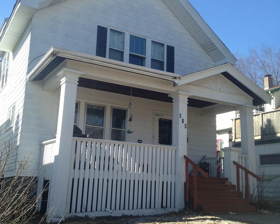 1st image of 919 N 9th Ave E