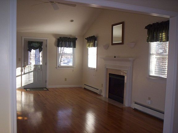 Gas fireplaced Fam. Room