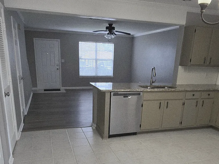 Bainbridge Dr — Photo 2