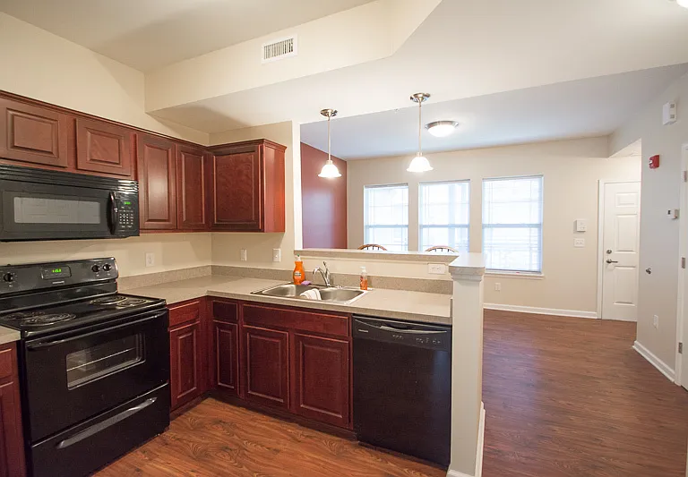 Tenth & College Horizons Apartments — Photo 17