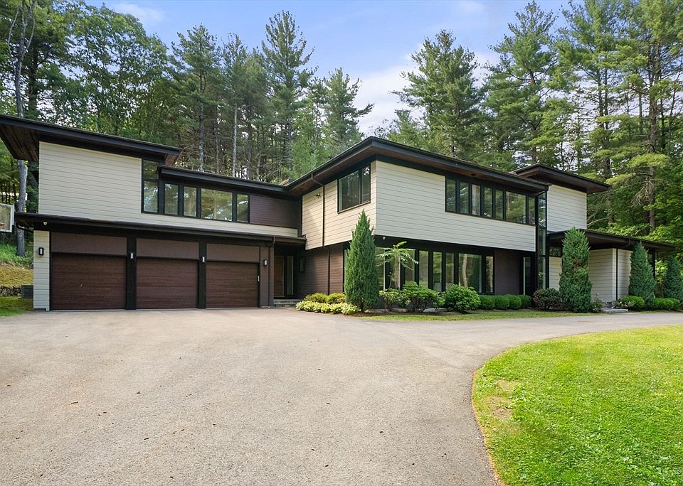1st image of 11 Winthrop Cir