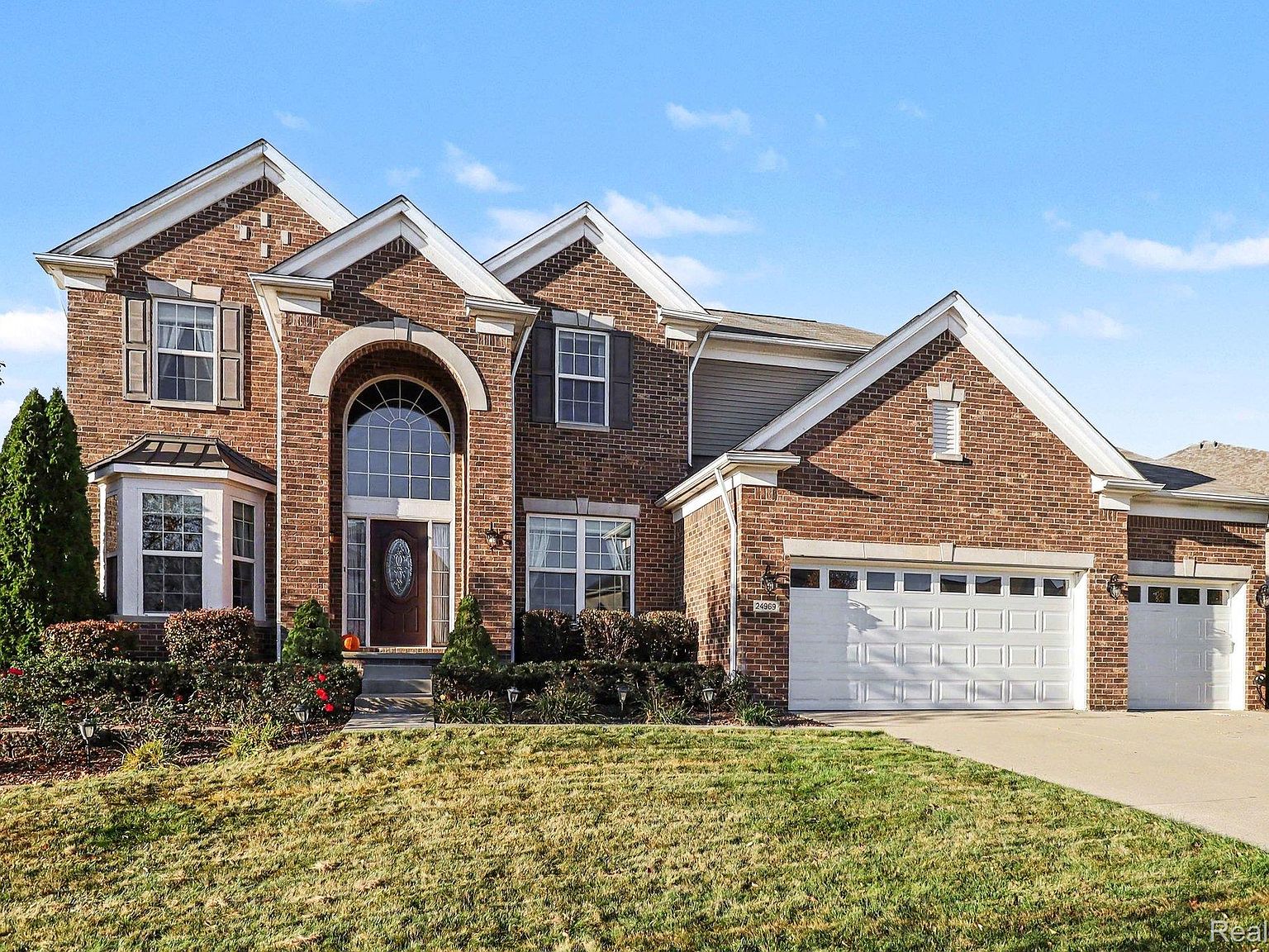 24969 Carriage Ln, South Lyon, MI 48178
