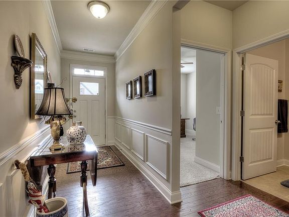 4th image of 8 Stately Oaks Dr