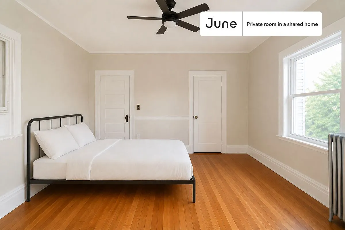 Queen bedroom in 5 bed/2 bath home in Brookline #1801 E — Photo 1