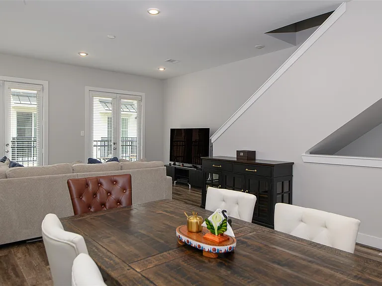 1274 N Post Oak Rd #B — Photo 10