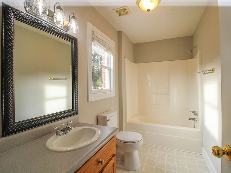 17524 Martin Dr — Photo 35