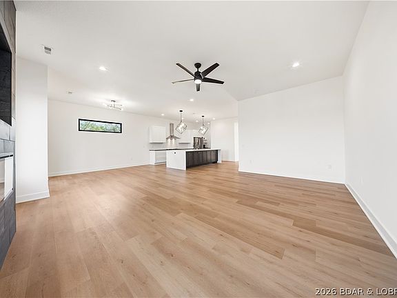 4th image of 222 Redbud Rd
