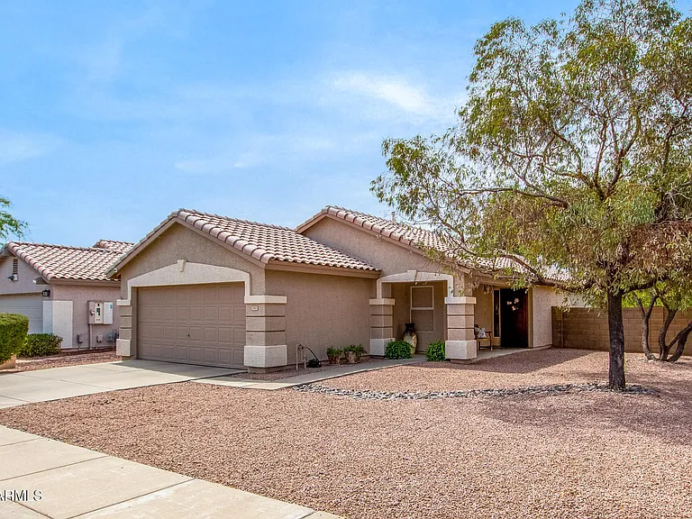3905 E Rockwood Dr — Photo 1