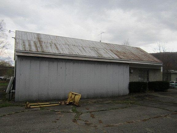2nd image of 8 Crandall Ln