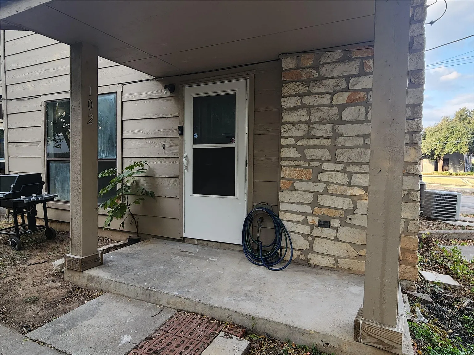 2 bed, 1.5 bath, 950 sqft, $1,600 — Photo 2