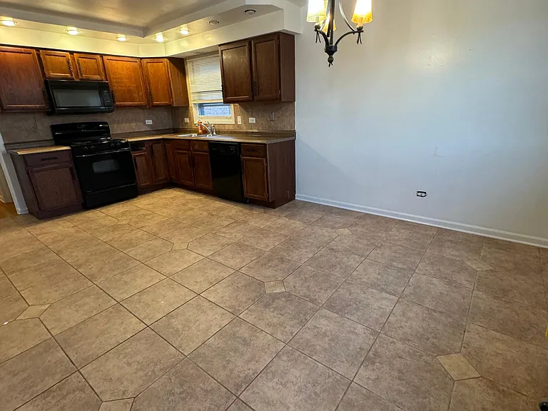 391 Madison Ave #2 — Photo 3