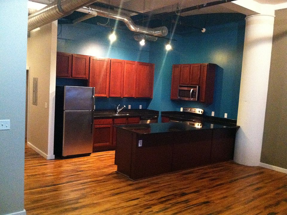 Excellent kitchen with granite counters