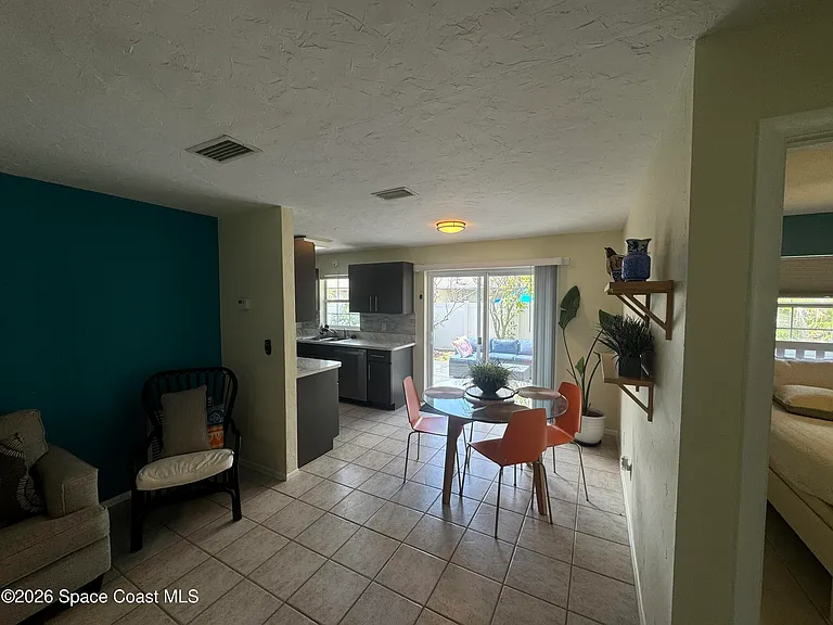 121 Franklyn Ave — Photo 5