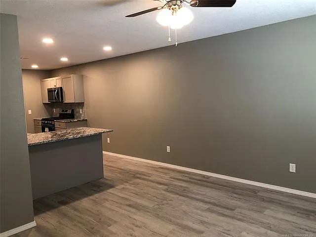 2 bed, 2.0 bath, 1073 sqft, $1,300 — Photo 2