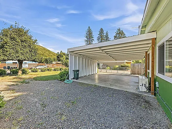 Carport. Lots of room for parking.