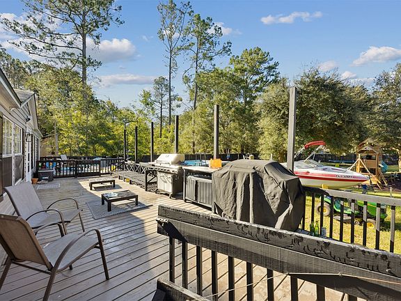 3rd image of 15461 Dewanna Rd