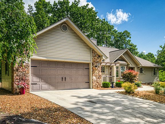 2nd image of 131 Sugarbush Cir
