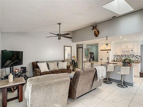 4th image of 129 Bristol Cir